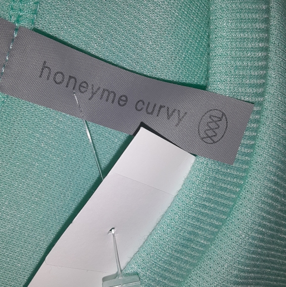 HoneyMeCurvy 3xl Mint Green Top with beautiful sleeve and hemline detail - Picture 3 of 5